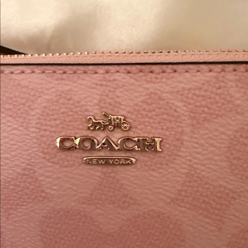 🩷NWT Pink Corner Zip Wristlet In Signature Canvas With Charm and Gold Hardware - Picture 6 of 8